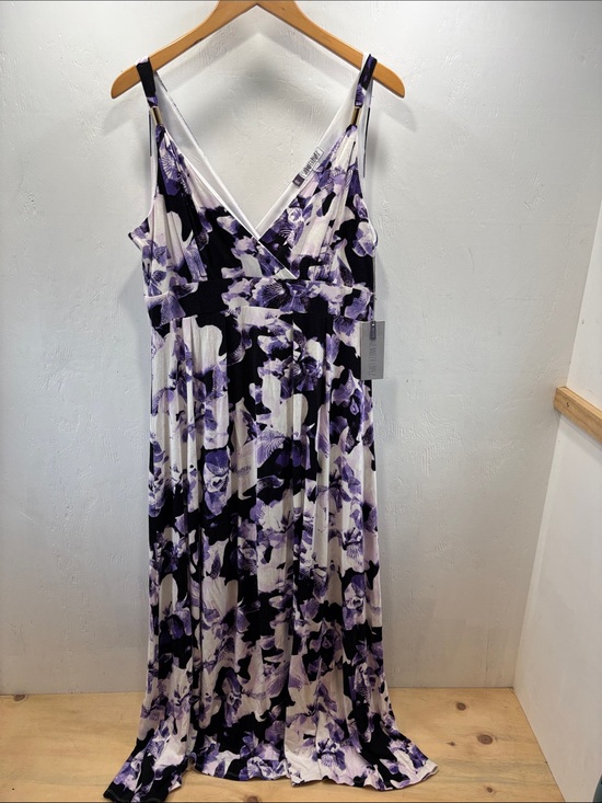 Jennifer Lopez Dresses & Skirts - Jennifer Lopez Sexy Feminine Black & Lavender Floral V-Neck Maxi Dress